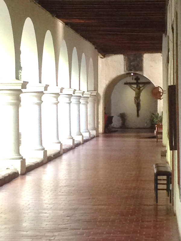Um dos corredores que dão entrada ao Museo Colonial, pertencente à antiga Ordem dos Franciscanos 
